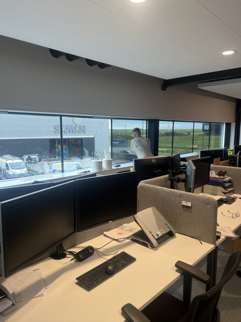 Hoe helpt zonwerende raamfolie tegen hitte en werkcomfortproblemen op kantoor? 8