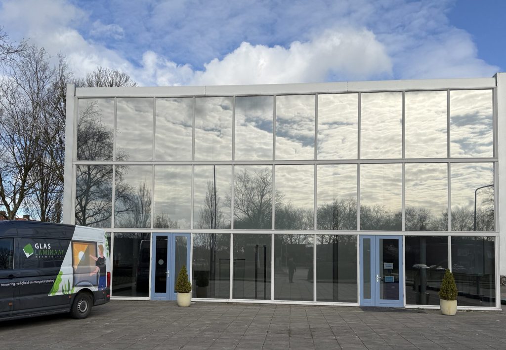 Vermindert zonwerend raamfolie de energiekosten? 9 bedrijfspand voorzien van warmtewerende raamfolie
